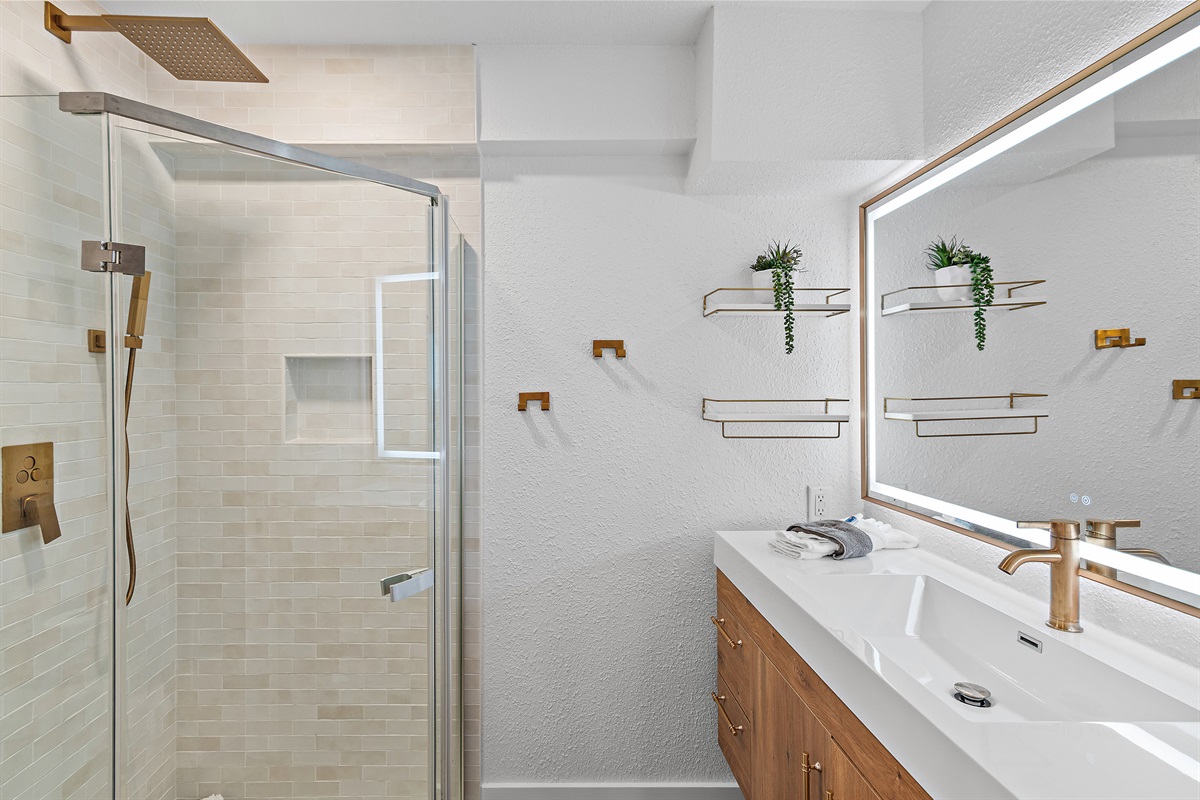 1st Floor - Remodeled Hallway Bathroom for Bedrooms 5 and 6