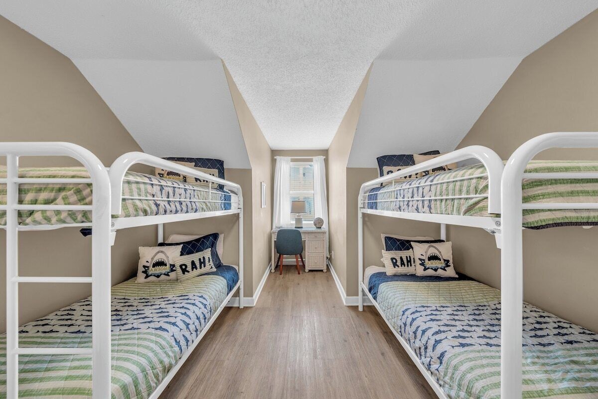 Upstairs bunkroom, tv, desk