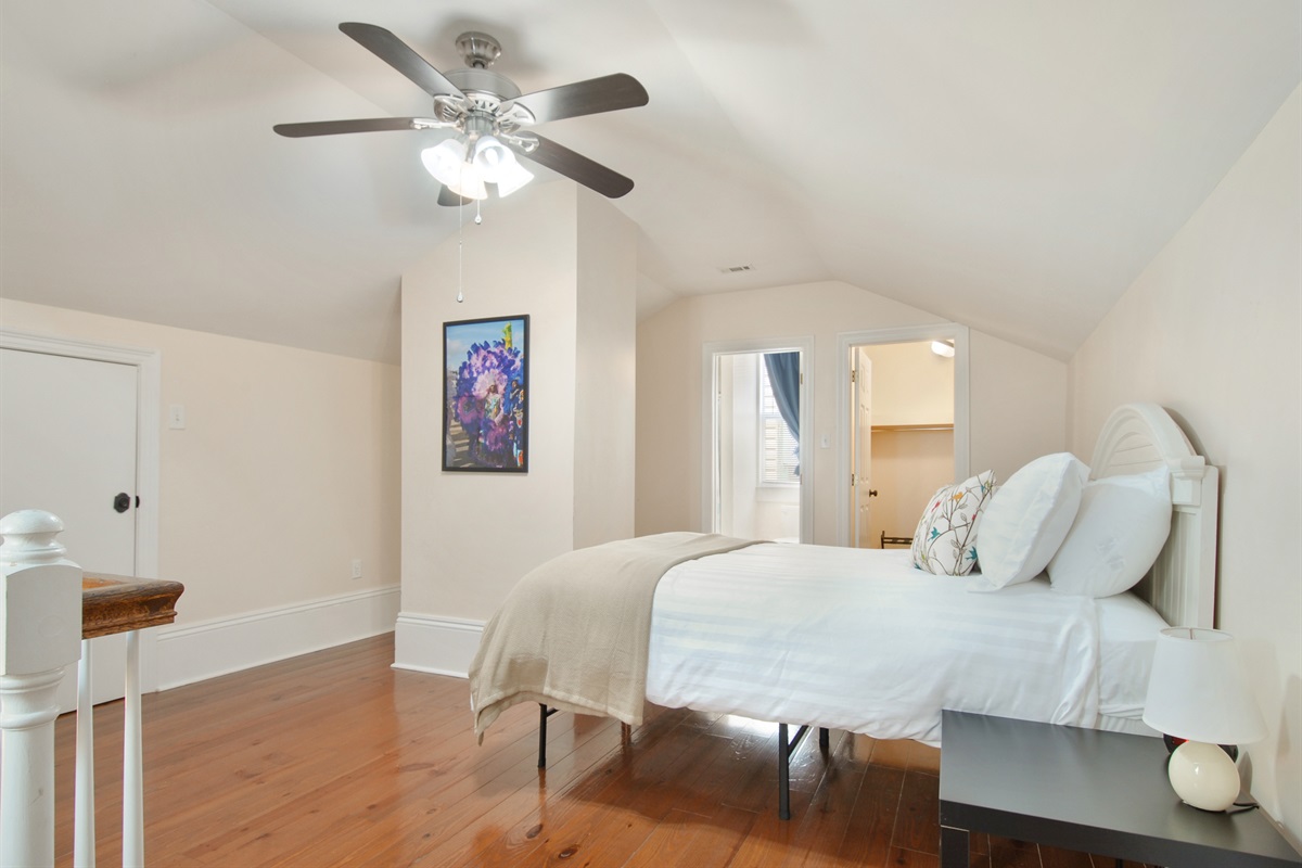 Bedroom 1. Queen bed. En-suite bathroom. Walk in closet, luggage rack.