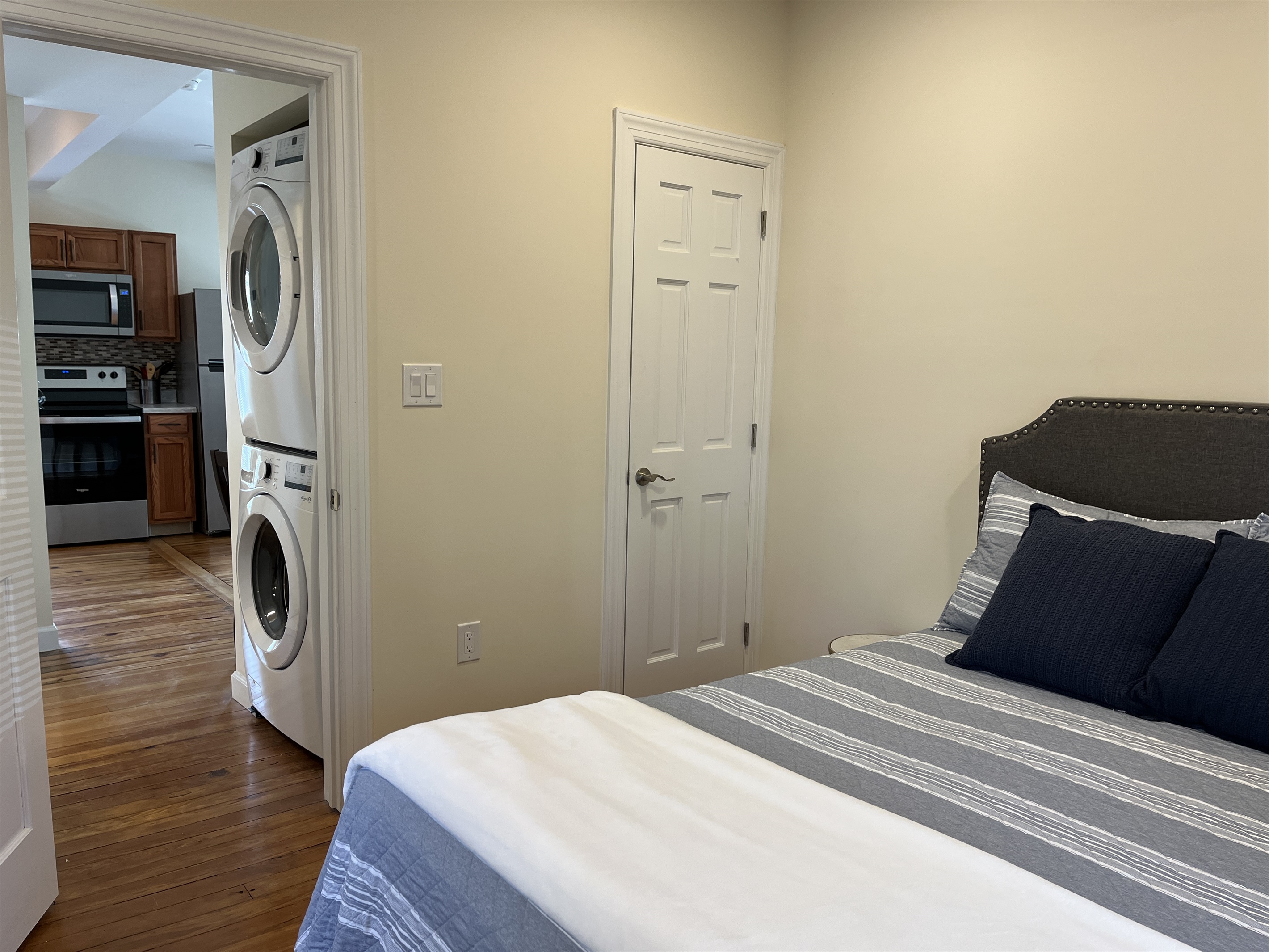 1st floor Apt with Queen bed and laundry