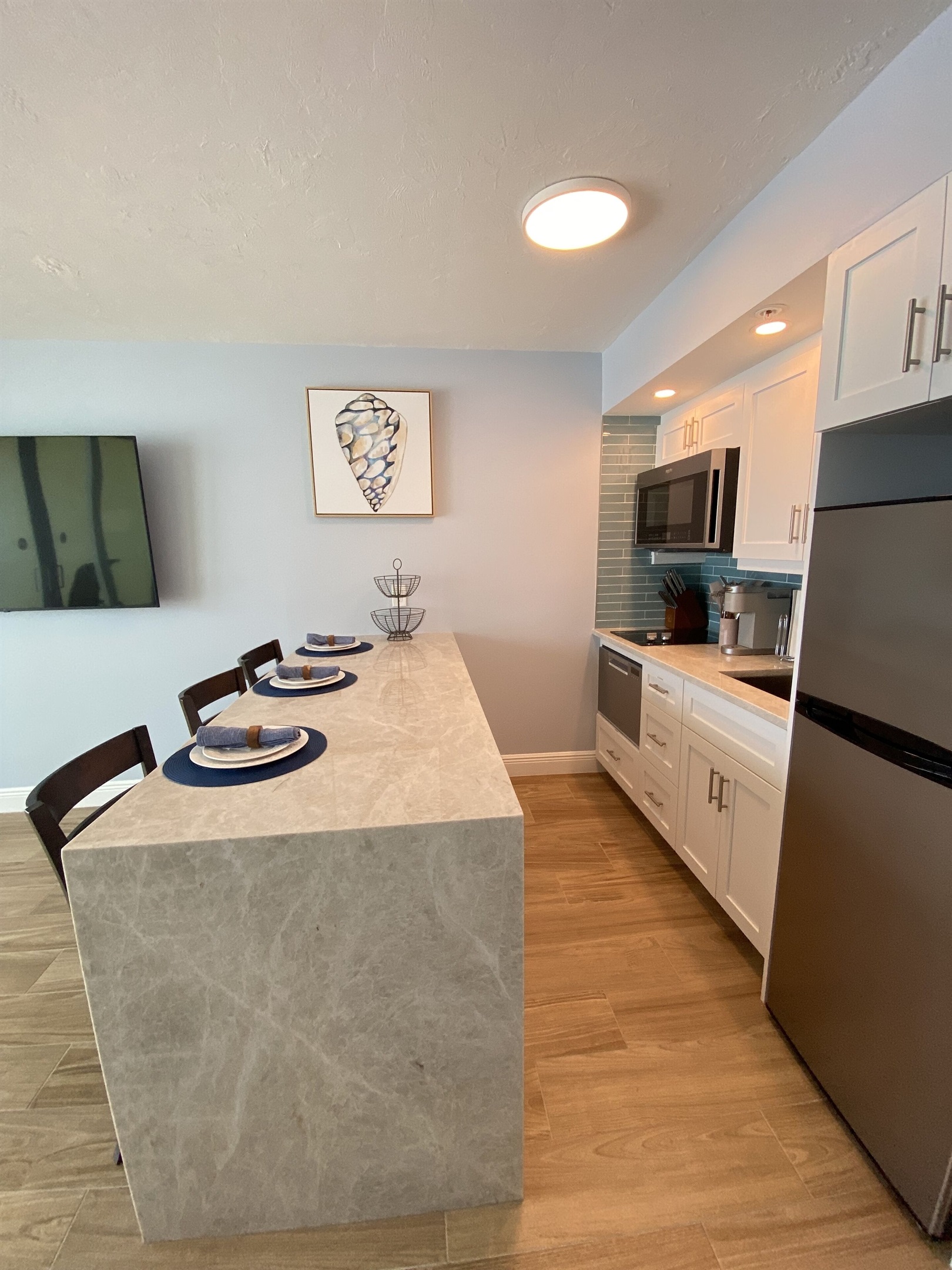 Microwave/Convection Oven combo, a dishwasher & 2 flat ceramic stovetop burners