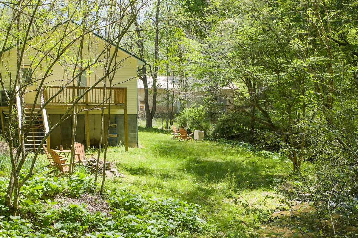 Gather around the wood-burning fire pit and enjoy the crackle of a classic campfire by Yellow Creek.