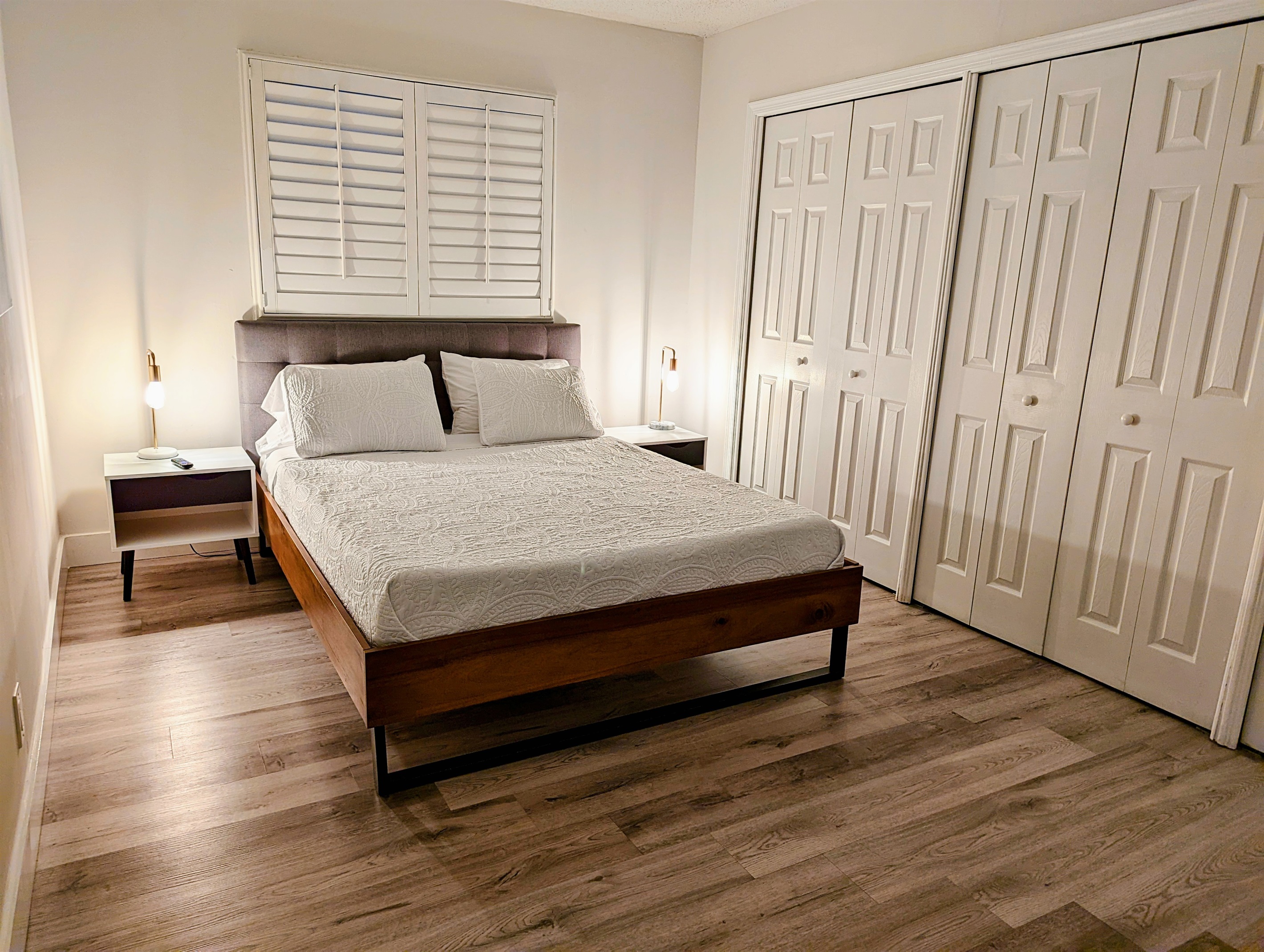 Edison bedside lamps provide a warm, intimate lighting.