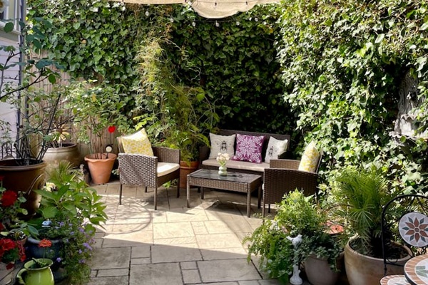 Small but cozy backyard filled with flowers — a quiet spot to unwind after wine tasting or exploring downtown Napa.