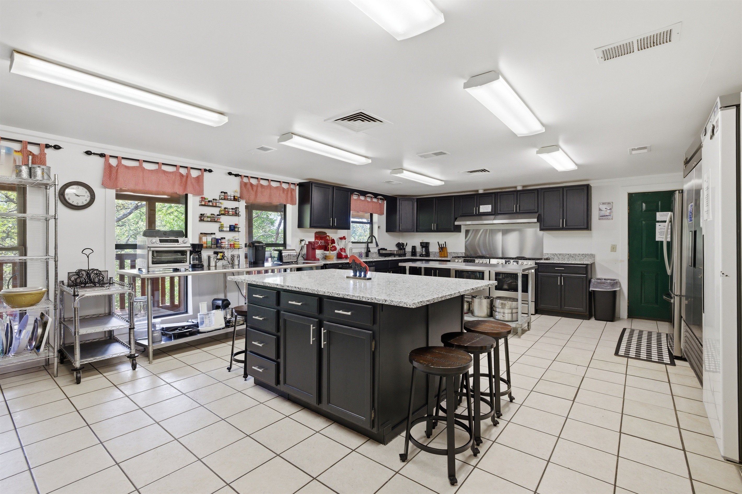 Huge Kitchen- with everything you would need to make a Thanksgiving Dinner!