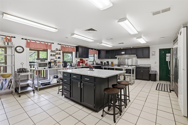 Huge Kitchen- with everything you would need to make a Thanksgiving Dinner!