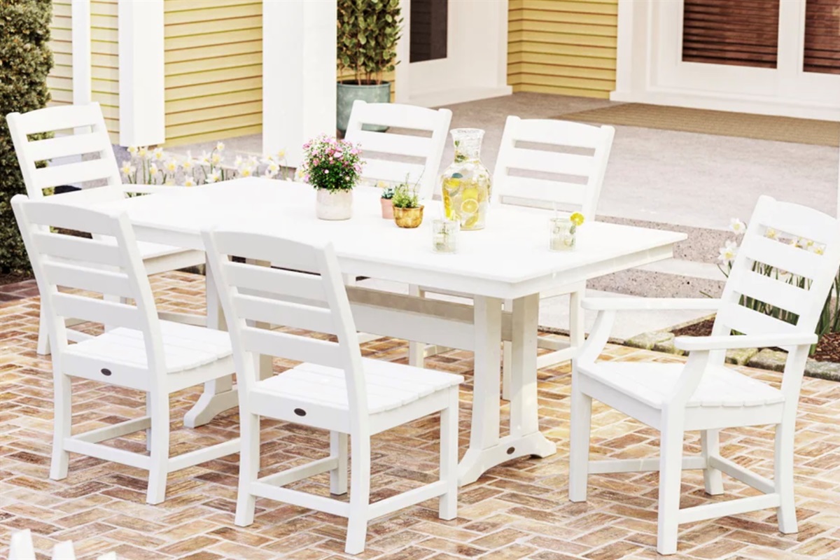 Backyard has brand new 6 seat Polywood Dining table for dining al fresco. A great place to bring a fresh wood fired oven pizza from Mimmo's 3 minute walk around the corner to the right.