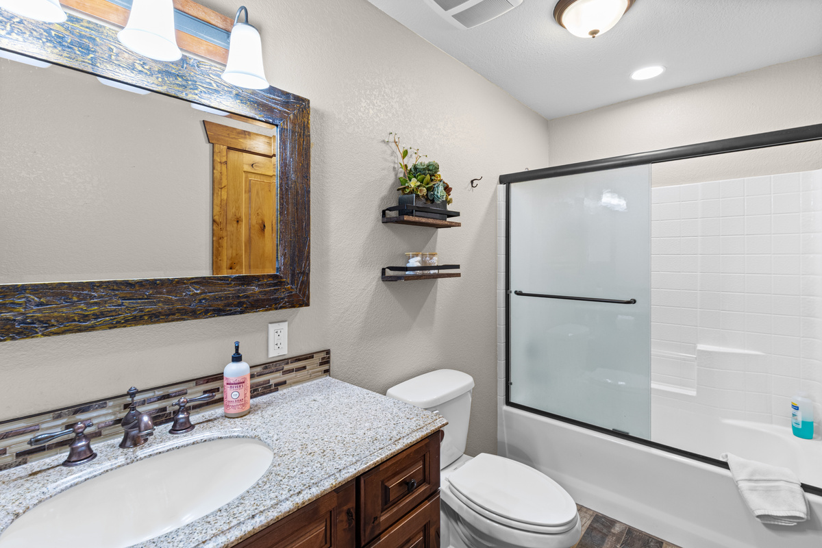 Ensuite Primary Bathroom with Tub / Shower Combo