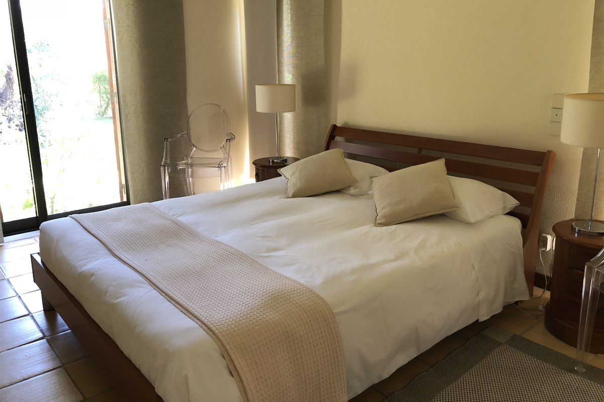 Casa do Prado Bedroom Style
Queen bed with a hotel-quality mattress. The windows open wide onto the front garden, filling the room with natural light.