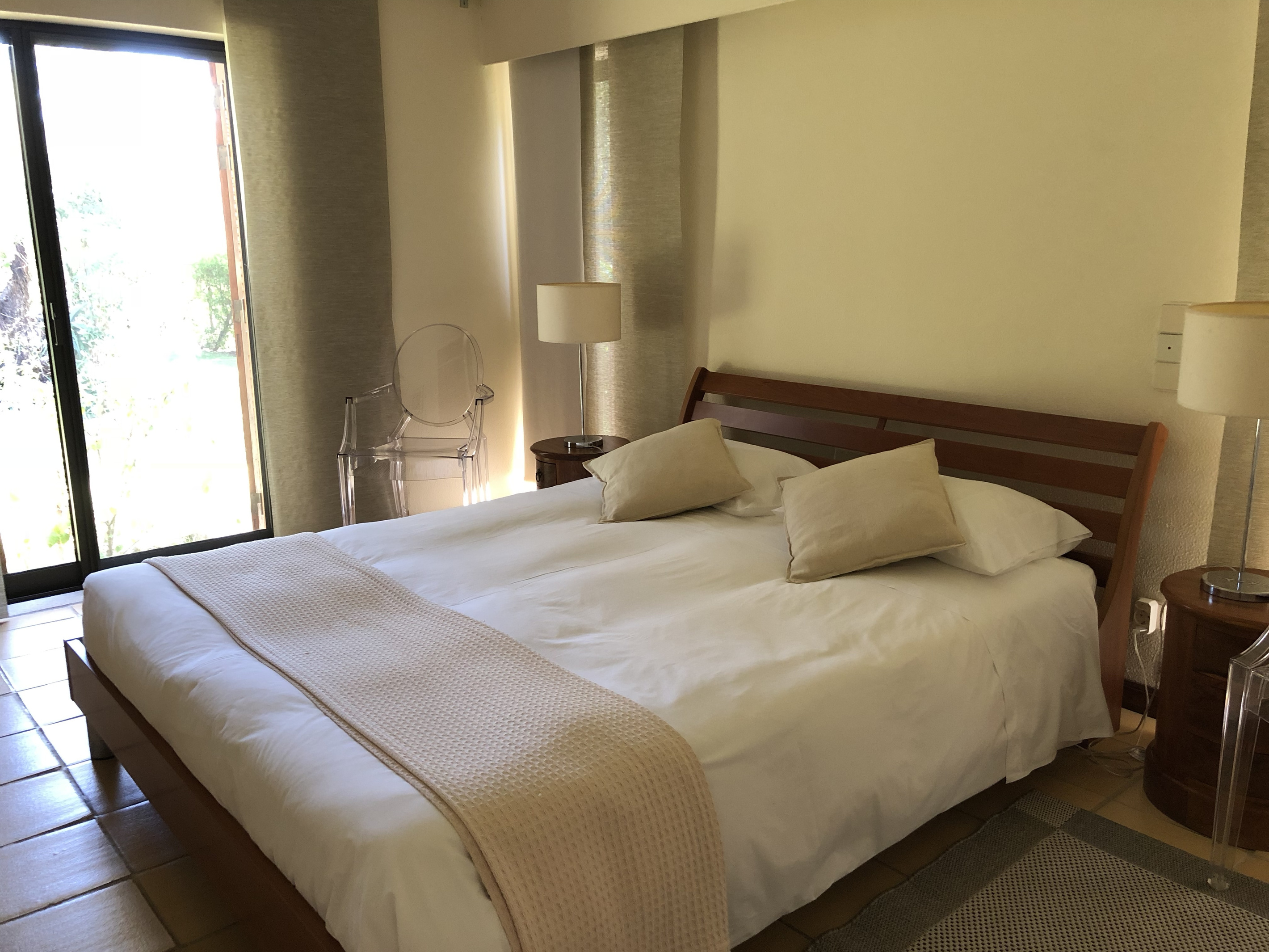 Casa do Prado Bedroom Style
Queen bed with a hotel-quality mattress. The windows open wide onto the front garden, filling the room with natural light.
