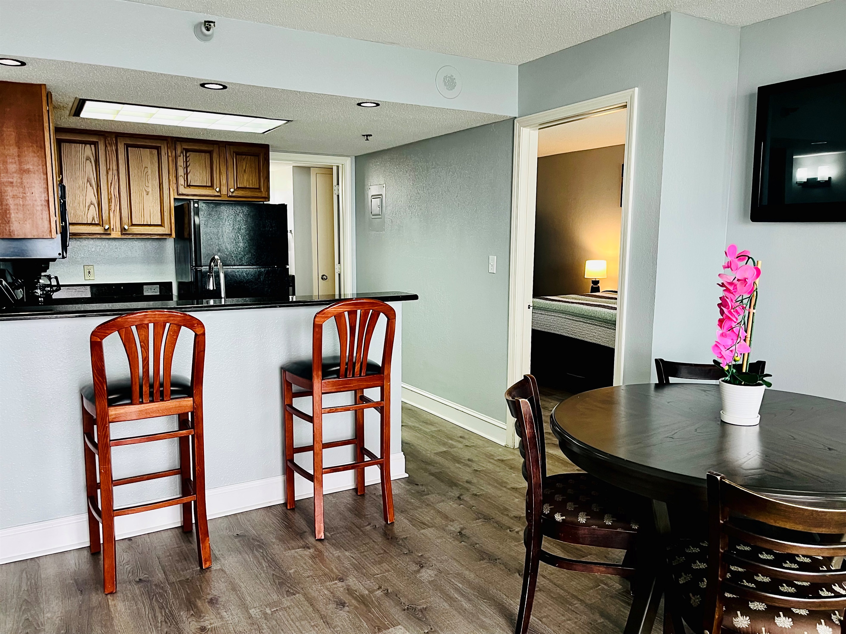 Chill and dine in this modern and stylish kitchen/dining area