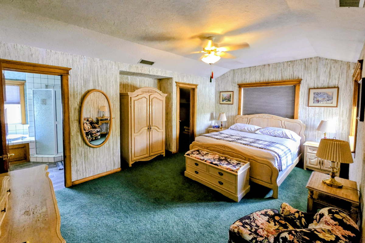 4th bedroom- Master bedroom with on suite bathroom