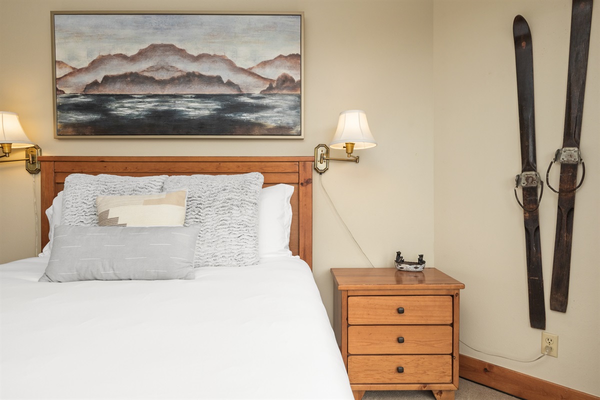 Bedroom 2 | Queen Bed