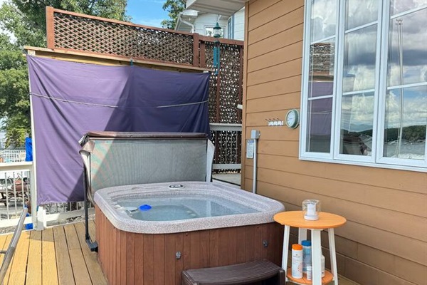 Exclusive 3 person hot tub on the deck. Hot tub available all year around. 