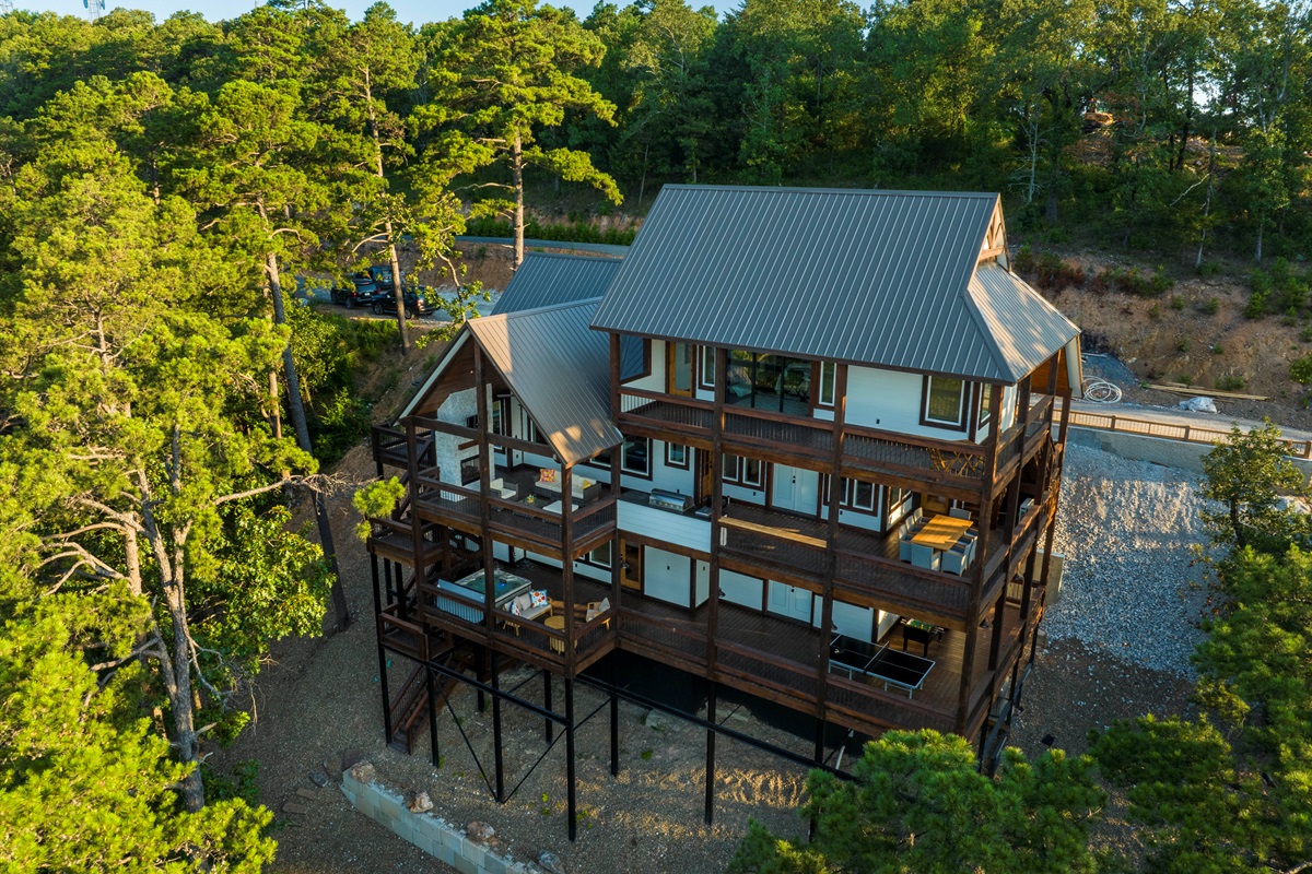 Spectacular bird’s-eye view of the cabin nestled deep in nature