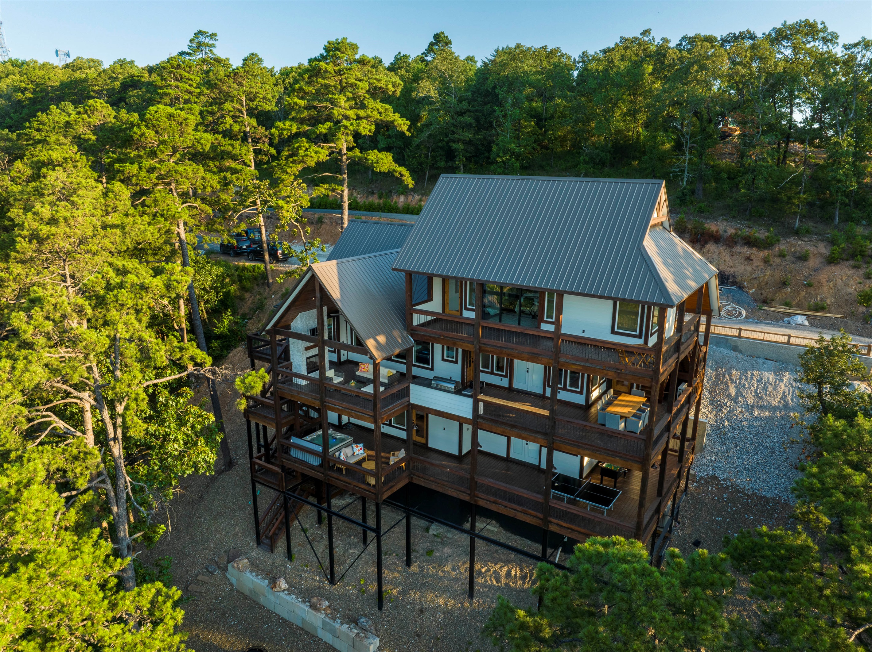 Spectacular bird’s-eye view of the cabin nestled deep in nature