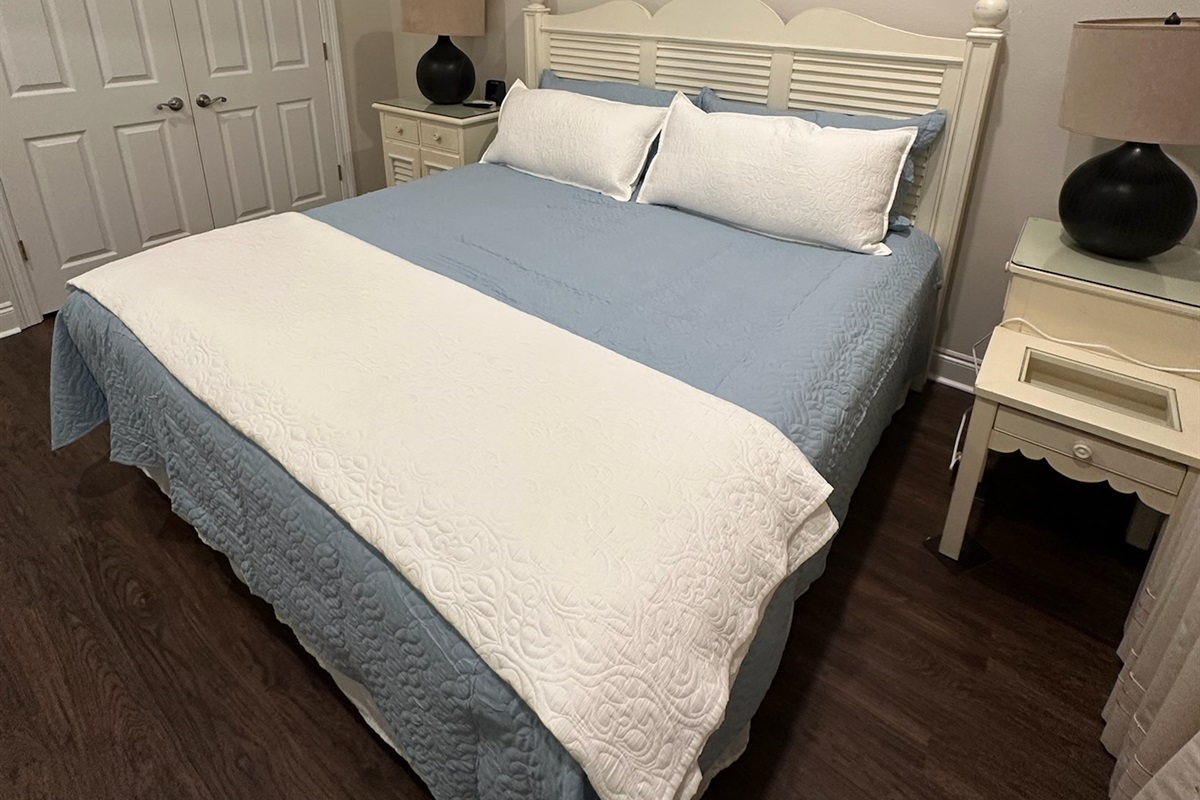 Upstairs Guest Bedroom-King Bed