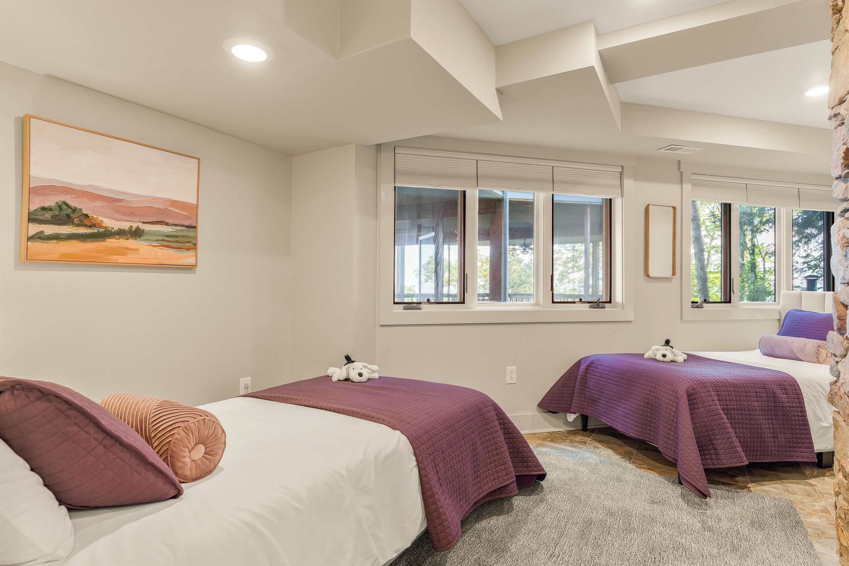 BR9: 2 twin bedroom with full bathroom just across the hall