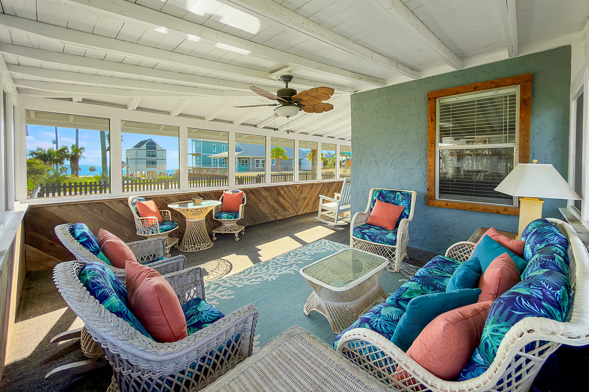 Screened in porch with plenty of seating