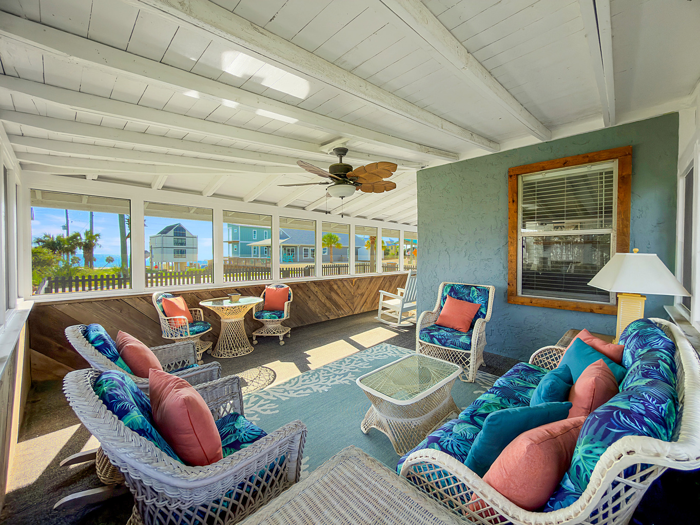 Screened in porch with plenty of seating