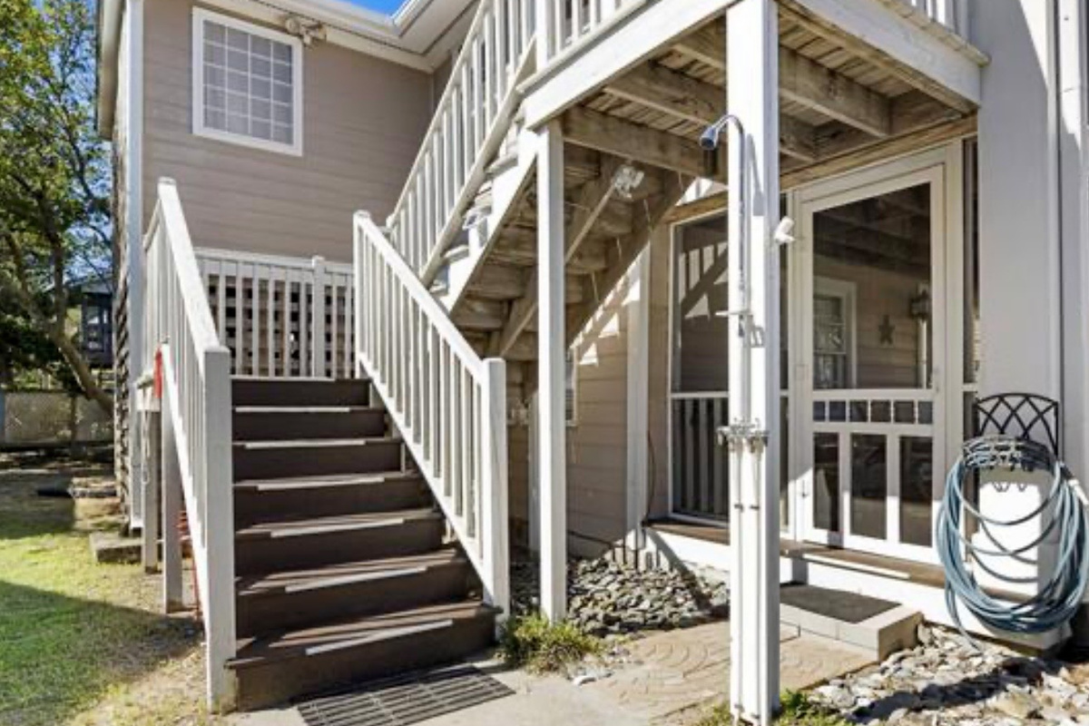 Come and go easily with covered stairs leading right up to the porch. ⭐