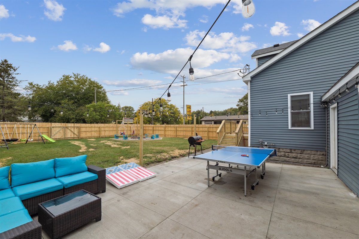 Huge gated backyard, family gatherings, unleash your pets, BBQ and ping pong table 