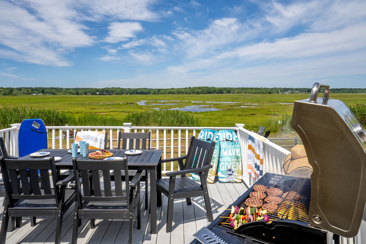 Relax in our spacious backyard, complete with comfortable outdoor seating and a dining table—perfect for enjoying your morning coffee or evening meals!