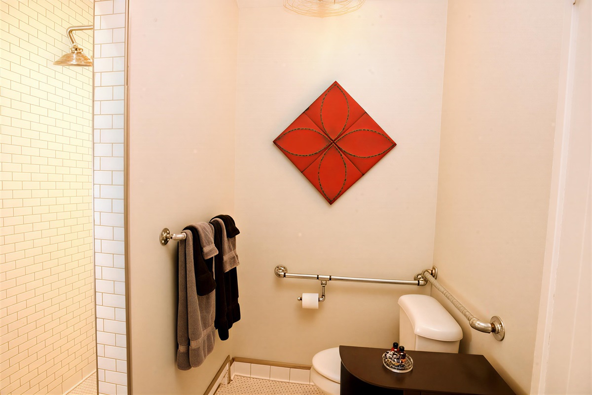 Plantera bathroom offers walk-in barrier-free shower and grab bars for toilet