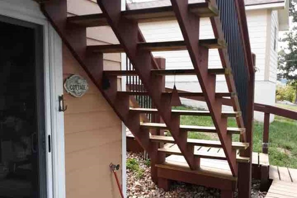 Enter through the glass patio doors with keys in the lock box under the stairs. This makes check in and checkout more convenient for you. 