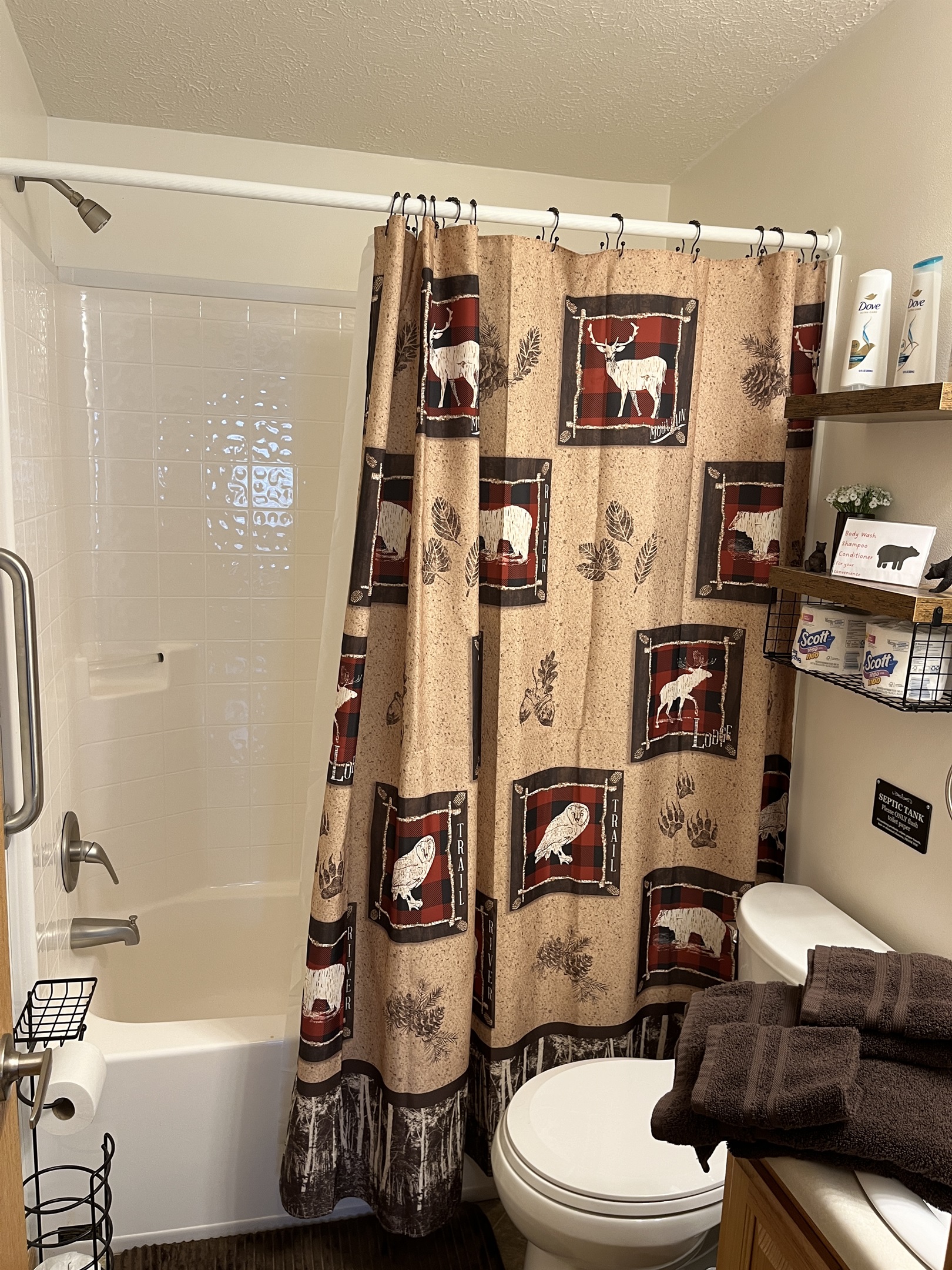 2nd bath w/ tub/shower off hallway