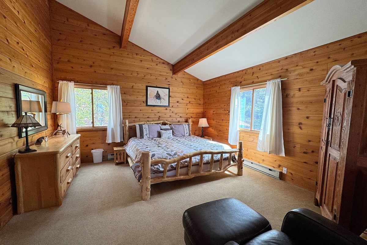 Primary/Master suite with King bed