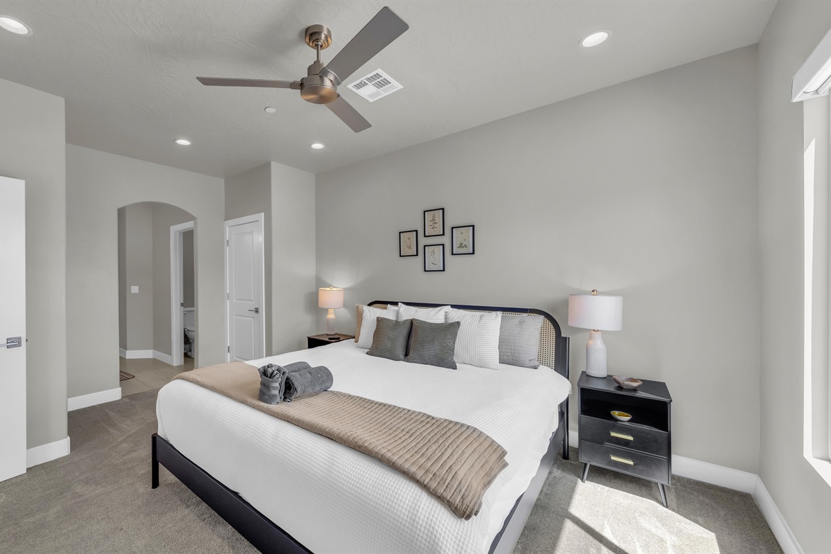Cozy King Suite with Ensuite Entry
