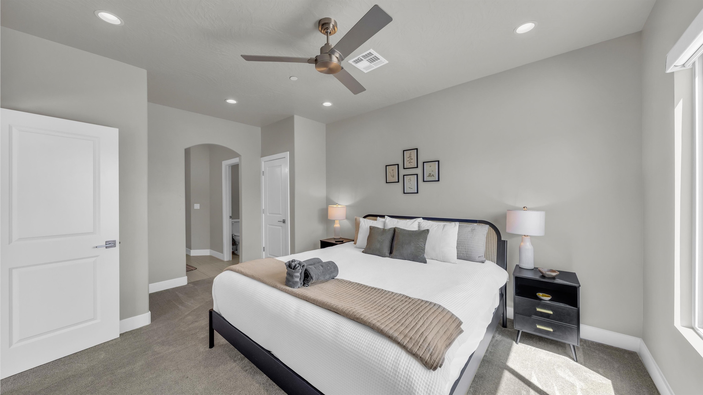 Cozy King Suite with Ensuite Entry