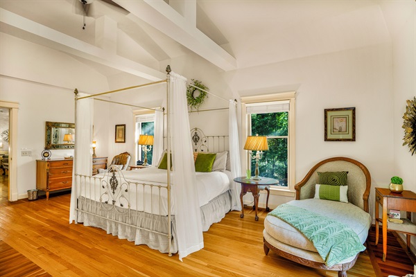 BR1: Main level master with king and queen beds and ensuite bathroom
