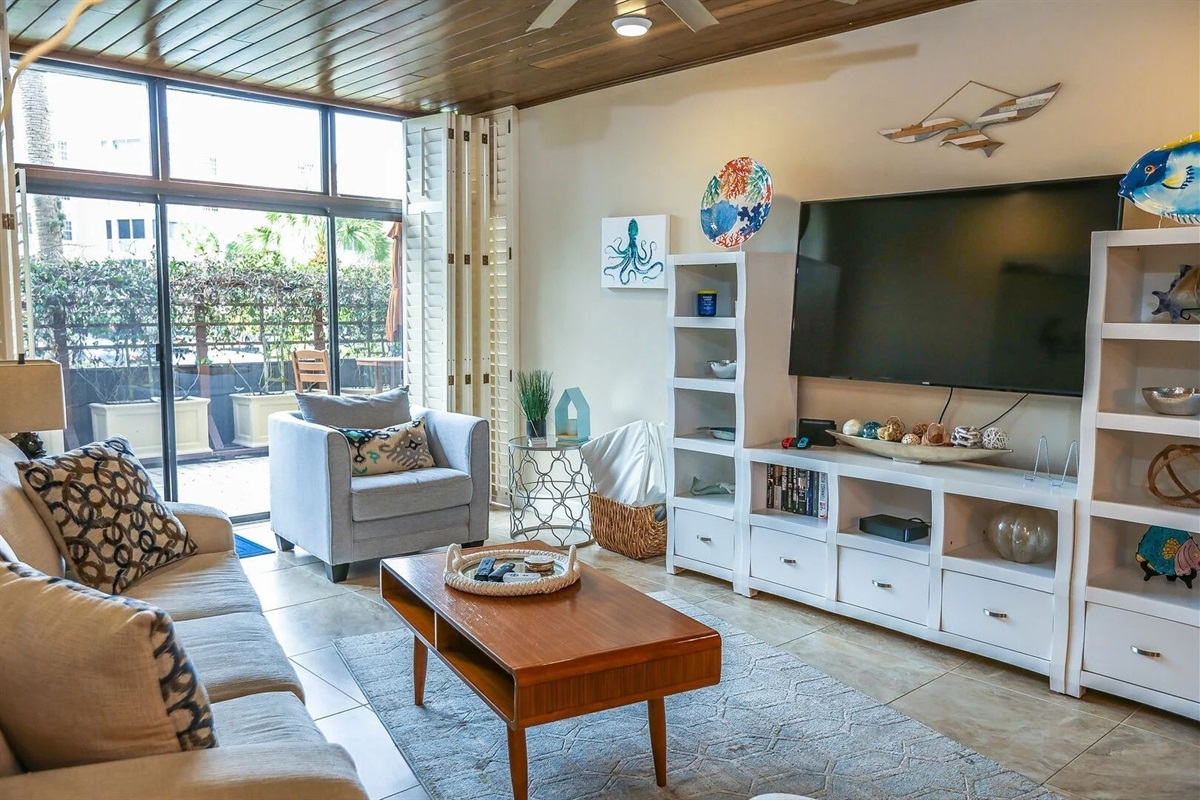 Comfortable seating and streaming TV – perfect for relaxing evenings.