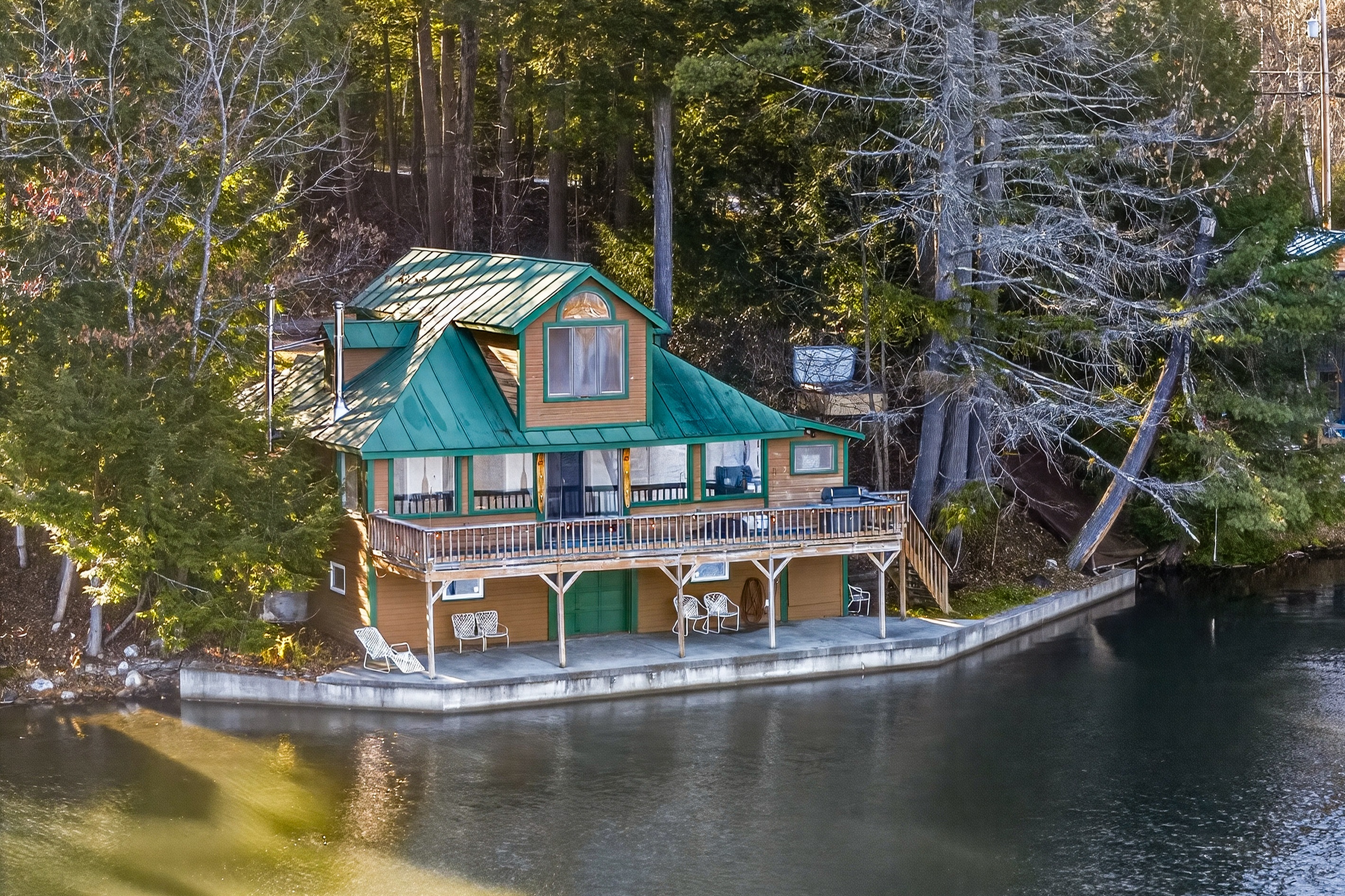 This beautiful cabin is located directly on the lake, enjoy wonderful views and great swimming everyday here!