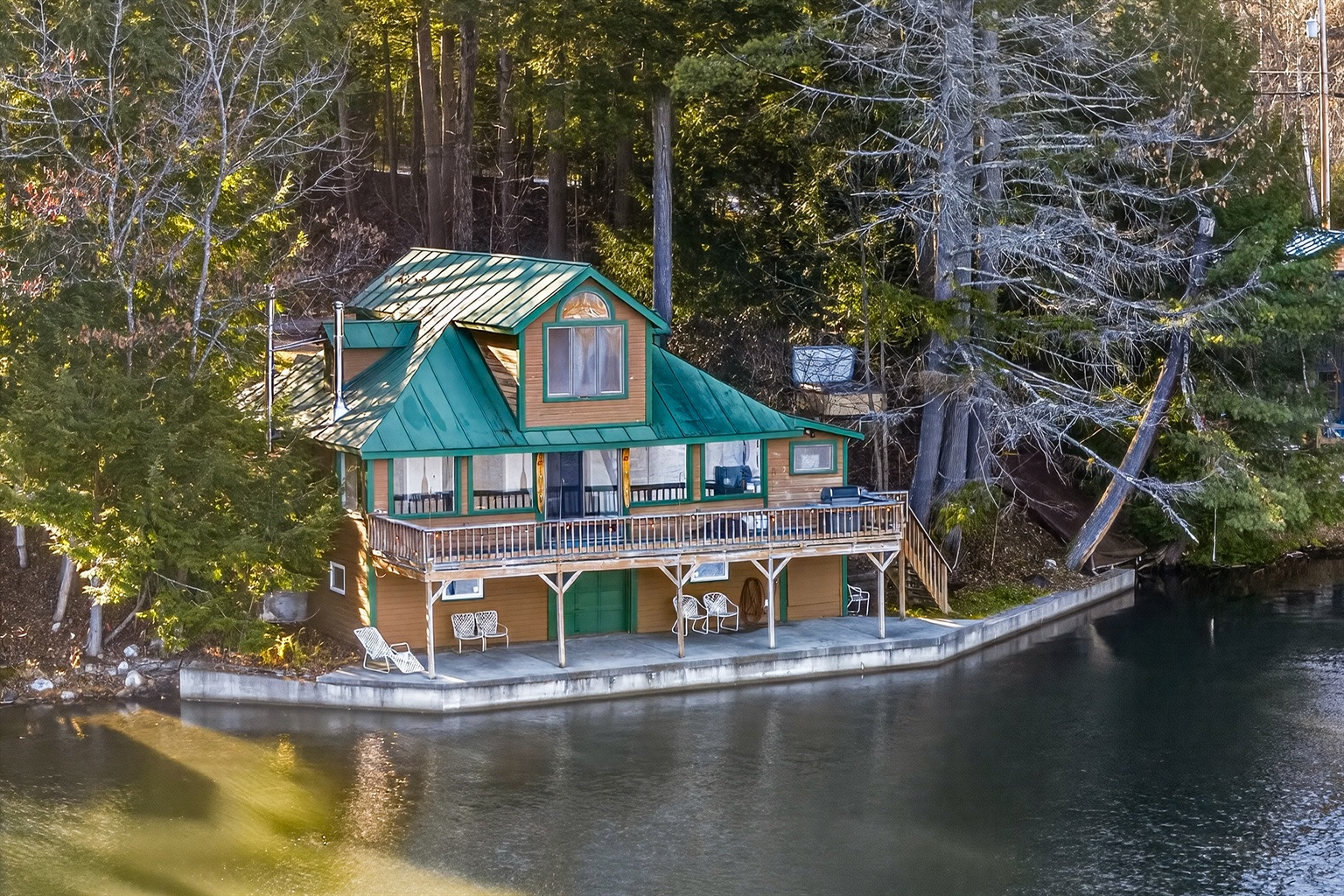 This beautiful cabin is located directly on the lake, enjoy wonderful views and great swimming everyday here!