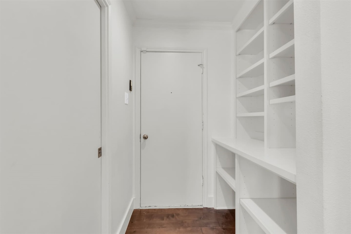 Spacious hallway with open shelving and built-in storage, perfect for luggage, shoes, and daily essentials. A functional layout designed to keep the home organized and clutter-free throughout your stay.