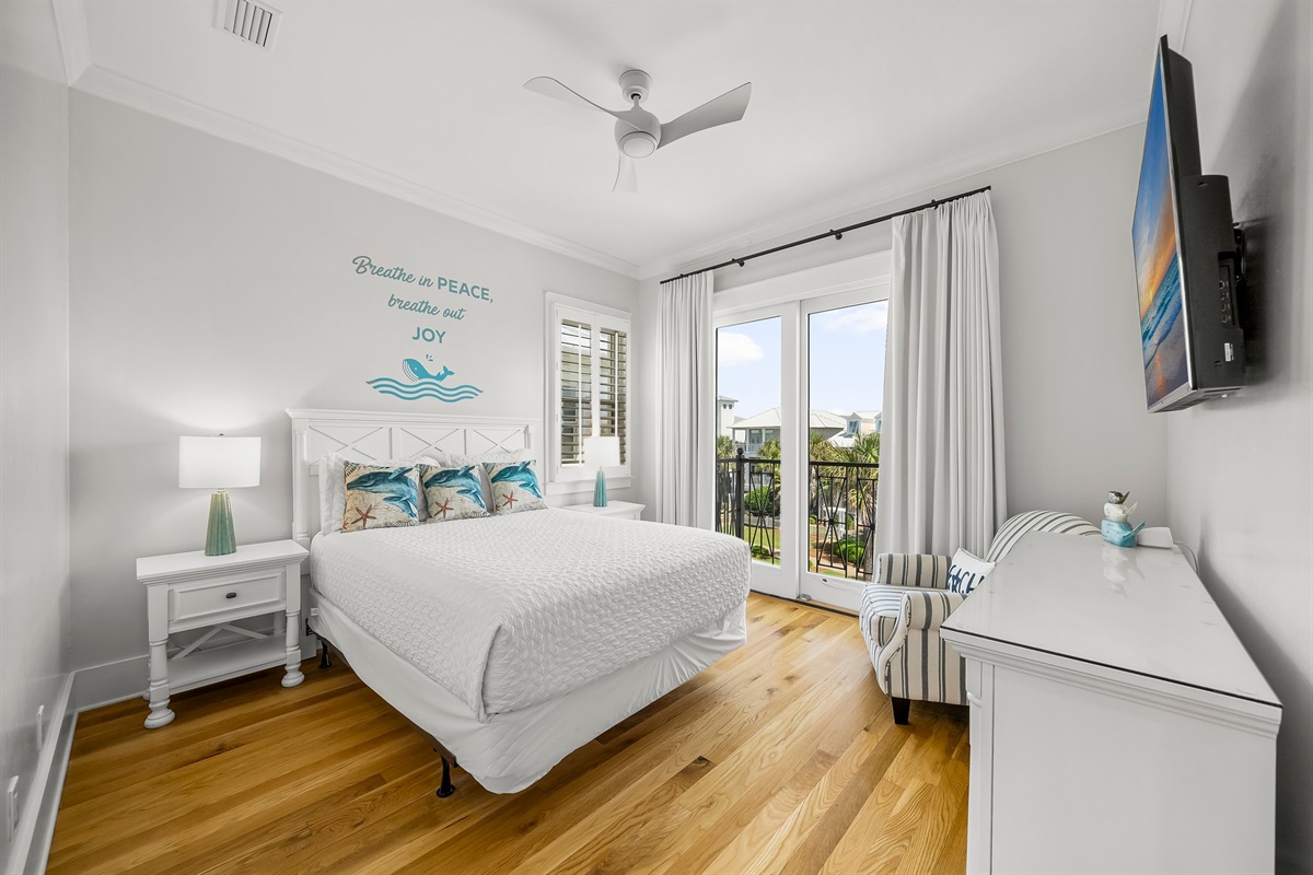 Bedroom 2 (3rd Floor): QUEEN bed, ensuite bathroom, balcony overlooking Frangista Beach Neighborhood, 55” Smart TV
