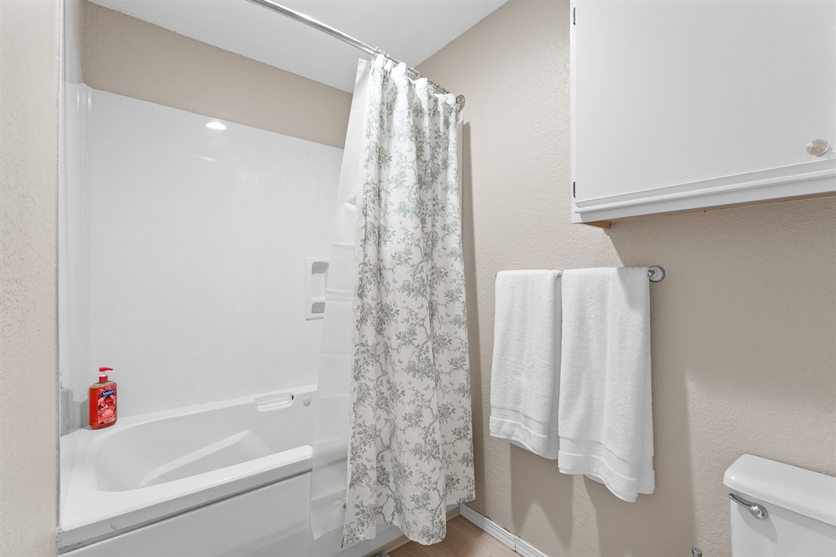 🛁 Unwind in the oversized jetted tub and shower combo—perfect for a relaxing soak or a refreshing rinse after a day in Branson.