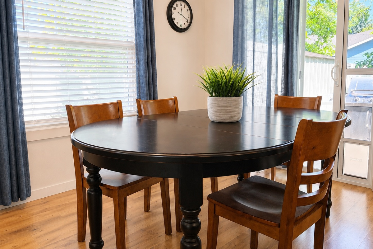 Have a cozy or stretched out meal with this Pottery Barn table with 2 expansion leaves!