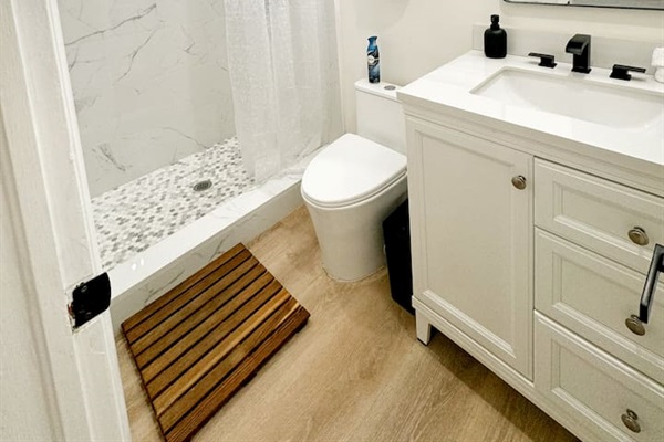 Full bathroom for the Kings Cove