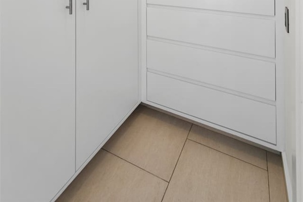 2nd bedroom closet and drawers. 