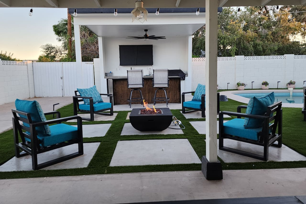 Relax around the inviting fire pit, surrounded by comfortable seating and a welcoming outdoor setting. Perfect for sharing stories and watching the Arizona pink sunrise or sunset.