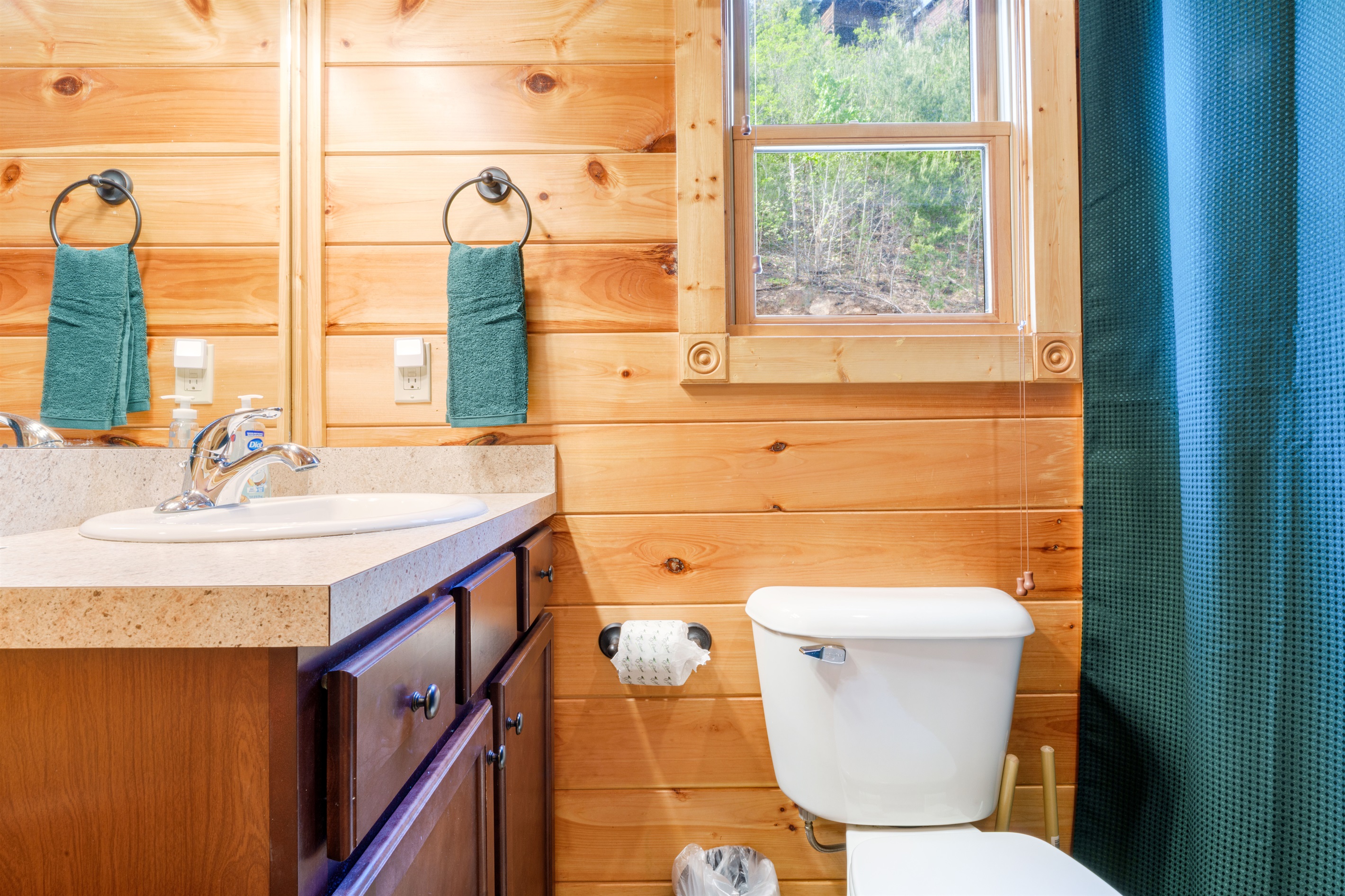 Shower/tub combination in the bathroom.