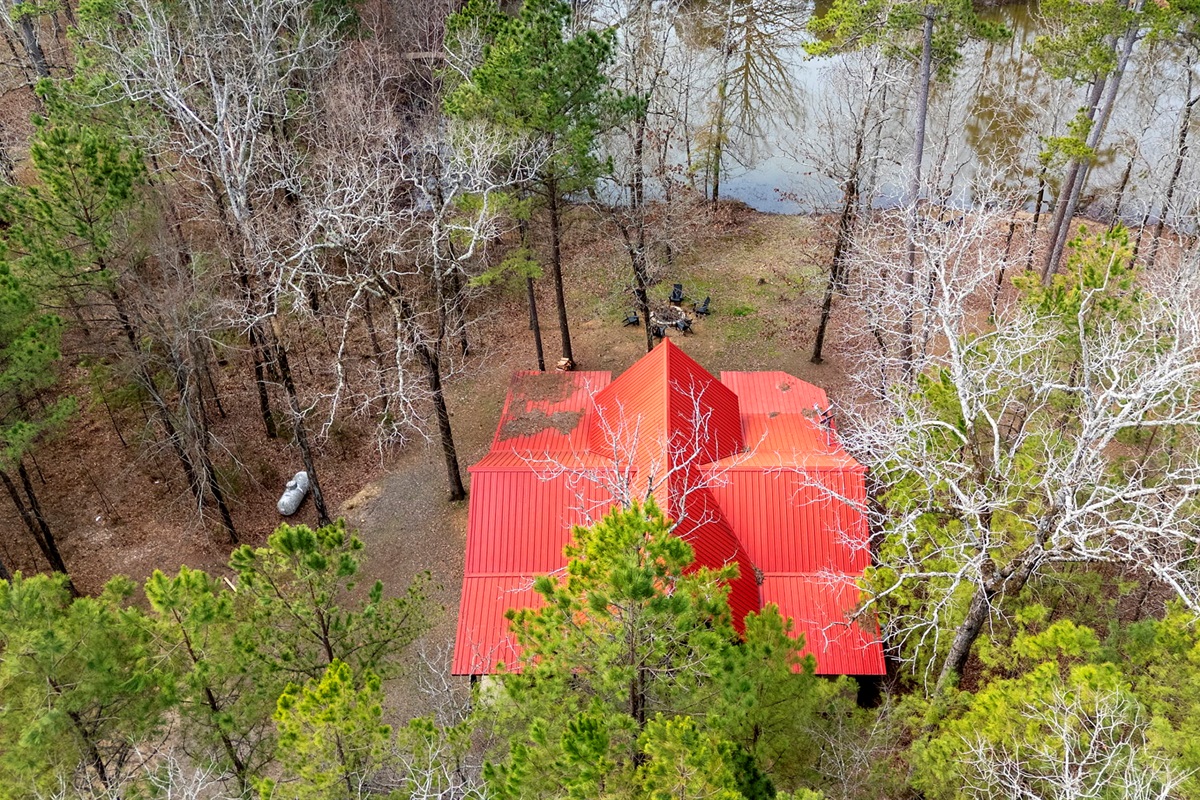 Nestled in the pines with space to breathe, this exterior offers privacy, convenience, and upscale rustic charm all in one inviting setting. 🌲