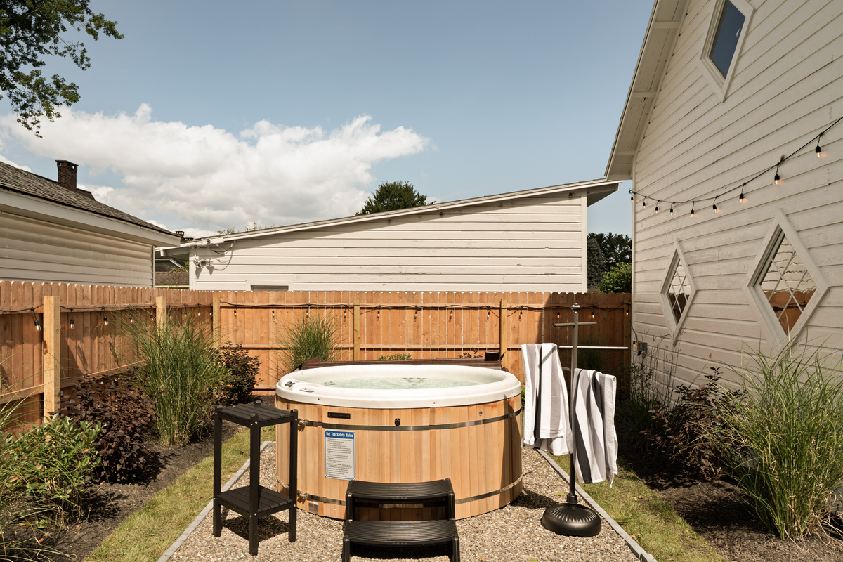Your private place to unwind. Sink into the hot tub after a day exploring Saugerties and the Catskills, or enjoy a quiet evening soaking under the trees.