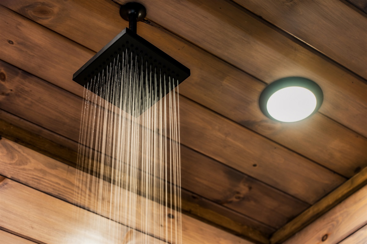 En suite full bathroom with rain shower