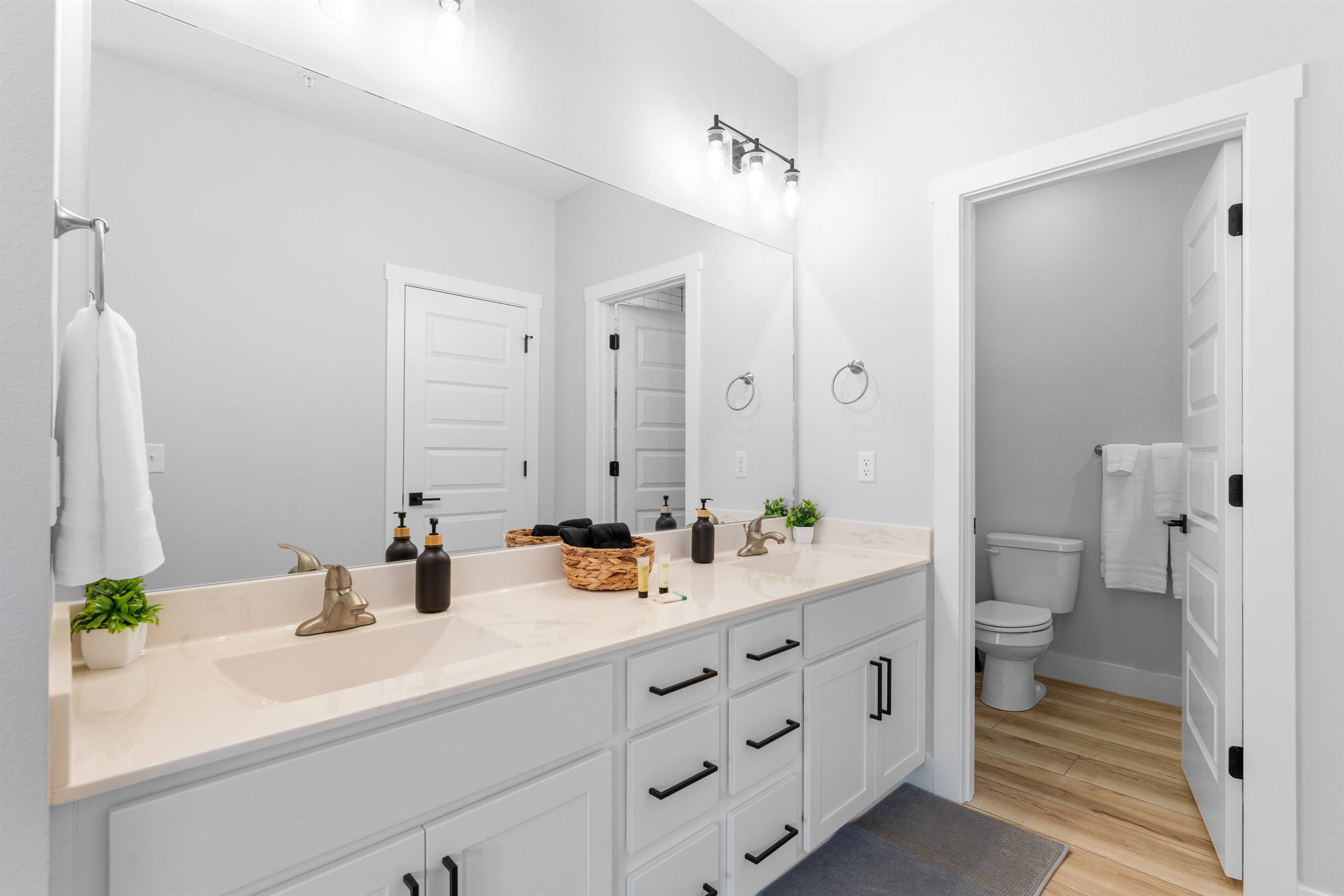 Master Bathroom 1 - Main Floor