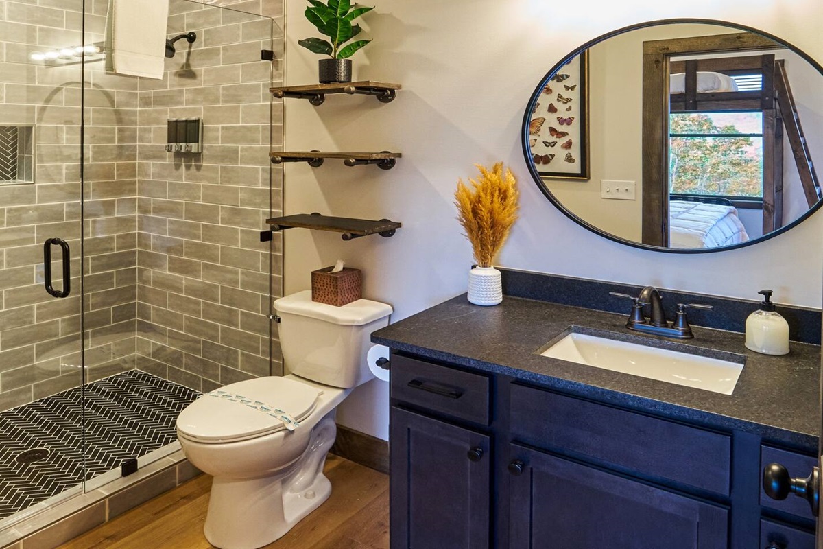 Gorgeous en-suite bathroom with pretty accents